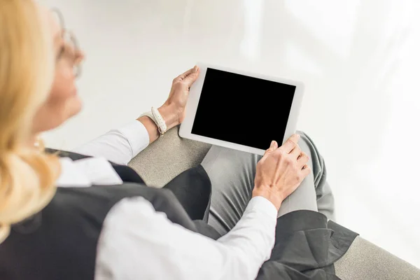 Избирательный фокус деловой женщины в очках с использованием цифрового планшета с чистым экраном — стоковое фото