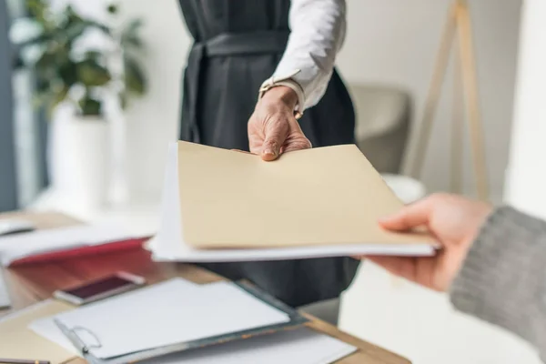 Recortado disparo de mujer de negocios dando sobre a colega en el lugar de trabajo — Stock Photo