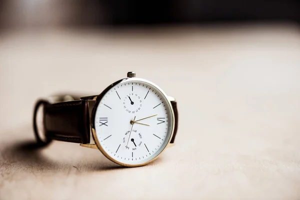 Un reloj moderno sobre mesa de madera - foto de stock