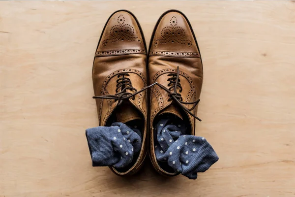 Vista superior de zapatos masculinos marrones con calcetines en el interior - foto de stock