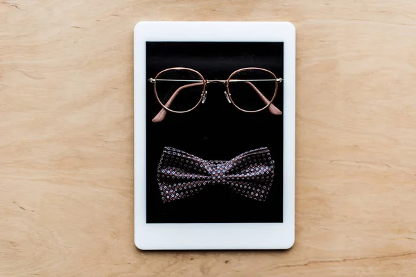 Вид зверху окуляри і краватка лук на планшеті — стокове фото