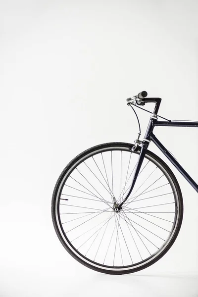 Una rueda de bicicleta aislada en blanco — Stock Photo