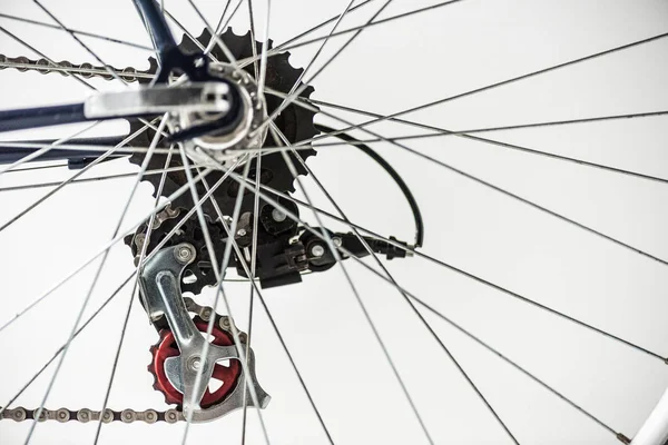 Engrenages et rayons de bicyclette isolés sur blanc — Photo de stock