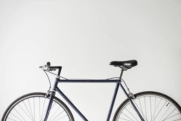 Une bicyclette avec selle isolée sur blanc — Photo de stock