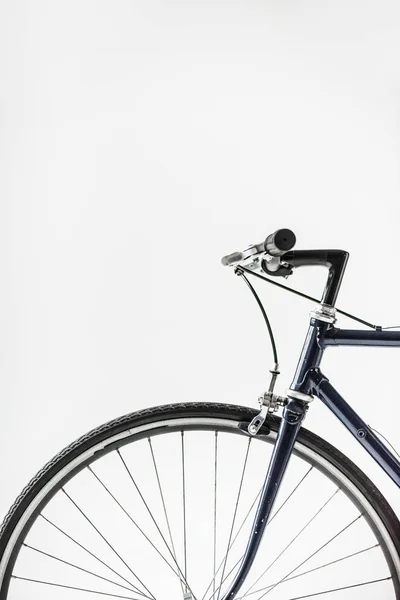 Une roue de vélo avec levier de frein isolé sur blanc — Photo de stock