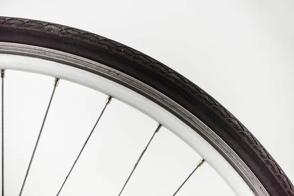 Велосипедне колесо з ободом, шиною та спицями ізольовано на білому — стокове фото