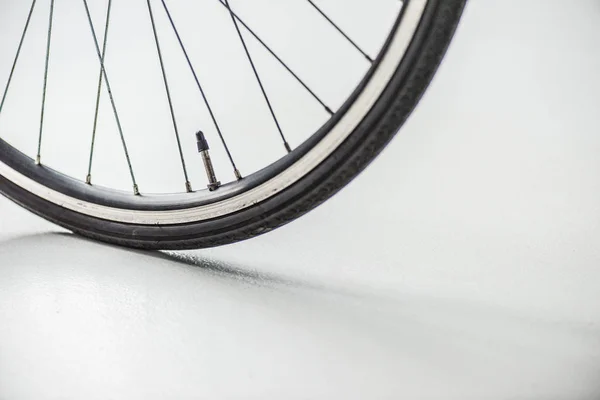 Rueda de bicicleta con llanta, neumático y radios con válvula en blanco - foto de stock