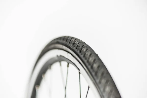 Велосипедне колесо з ободом, шиною та спицями ізольовано на білому — стокове фото