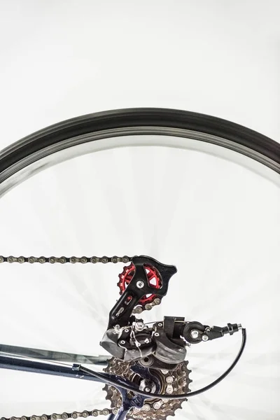 Engranajes de bicicleta y rueda en movimiento aislados en blanco - foto de stock
