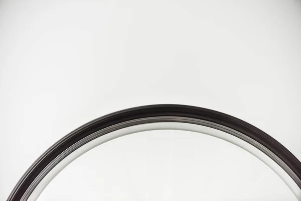 Велосипедне колесо в русі ізольовано на білому — стокове фото
