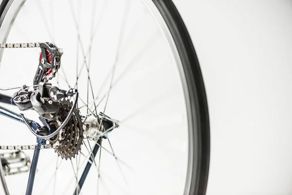 Engrenages de bicyclette et roue avec rayons isolés sur blanc — Photo de stock