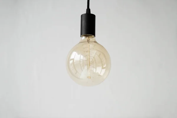 Eine moderne Lampe hängt isoliert auf weiß — Stockfoto