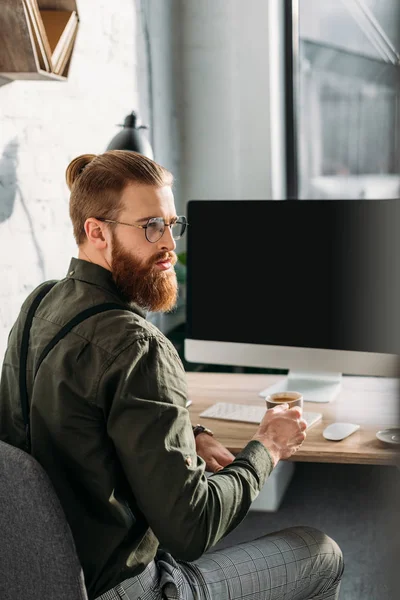 Бородатий бізнесмен, проведення каву в офісі — стокове фото