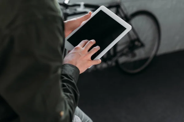 Imagen recortada de hombre de negocios utilizando tableta - foto de stock