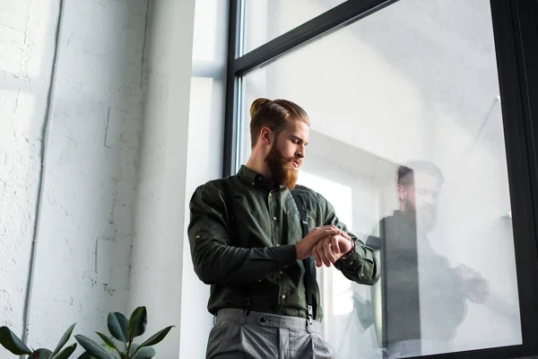 Vista inferior del hombre de negocios comprobar el tiempo - foto de stock