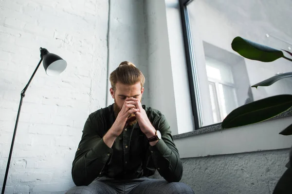 Müder Geschäftsmann stützt sich mit dem Kopf auf Hände — Stockfoto