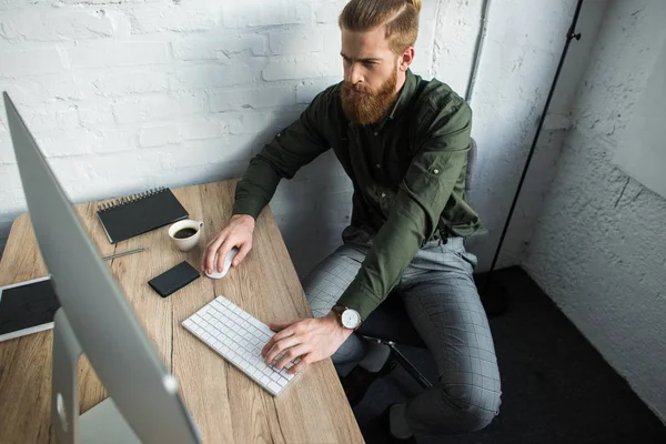 Vue grand angle de l'homme d'affaires travaillant à l'ordinateur dans le bureau — Photo de stock