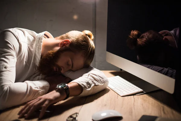 Businessman sleeping on table at workplace in evening — Stock Photo