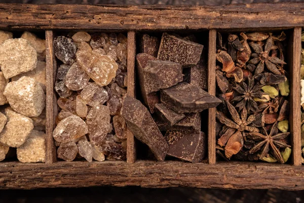 Plan rapproché de la boîte en bois avec diverses épices sur la table — Photo de stock