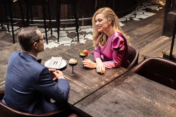 Heureux couple adulte boire des cocktails au restaurant de luxe — Photo de stock