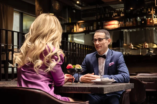 Pareja adulta bebiendo cócteles en un restaurante de lujo - foto de stock