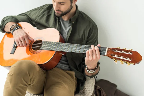 Bello uomo suonare la chitarra acustica — Foto stock