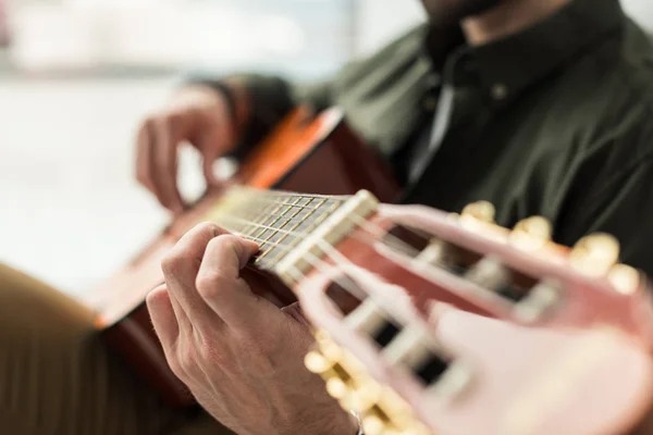 Imagen recortada del músico tocando la guitarra acústica - foto de stock