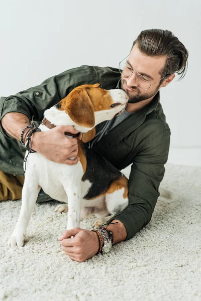 Bel homme embrassant beagle mignon — Photo de stock