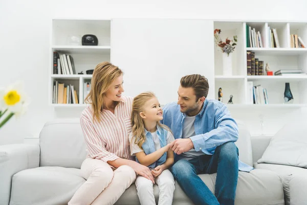 Famiglia felice che riposa sul divano insieme a casa — Foto stock