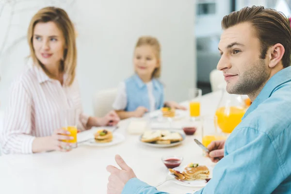 Selektiver Fokus des Mannes beim gemeinsamen Frühstück mit der Familie zu Hause — Stockfoto