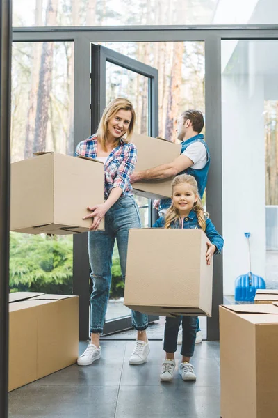 Jeune famille emménageant dans une nouvelle maison — Photo de stock