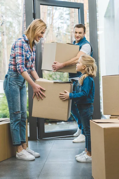 Junge Familie zieht in neues Haus — Stockfoto