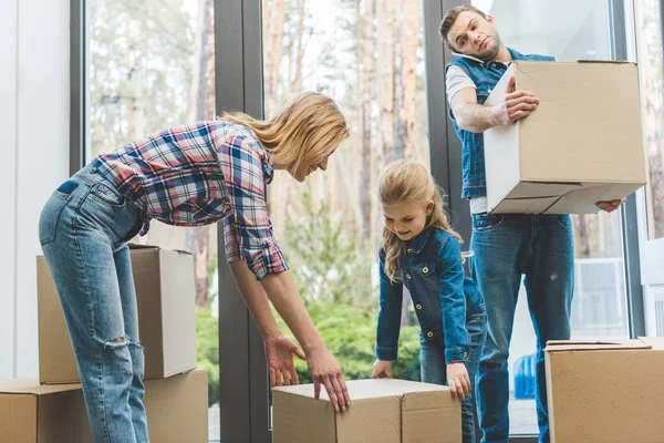 Young family moving into new house — Stock Photo