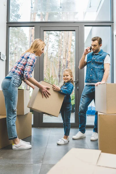 Young family moving into new house — Stock Photo