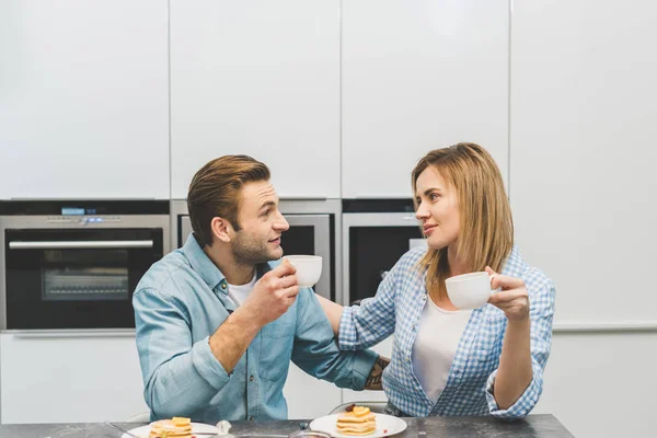 Портрет пари з чашками кави на кухні вдома — стокове фото