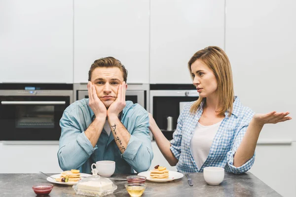 Portrait de couple se disputant pendant le petit déjeuner à la maison — Photo de stock