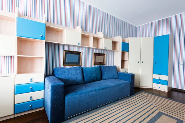 Крупним планом вид на синій диван і дерев'яна шафа у вітальні — стокове фото