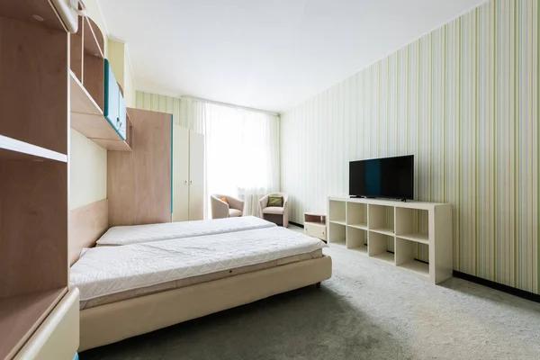 Закрытый вид на стильную спальню с деревянным столом и кроватью — стоковое фото