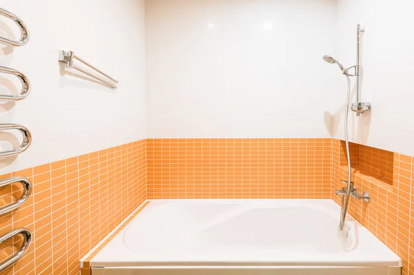 Vista de cerca del tubo de baño en el baño en colores naranja y blanco - foto de stock