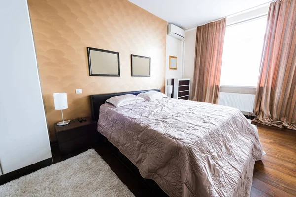 Вид на стильную спальню с кроватью и кроватью — стоковое фото