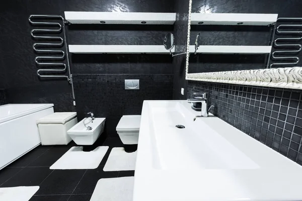 Вид на сучасну ванну кімнату в білому і чорному кольорах — стокове фото