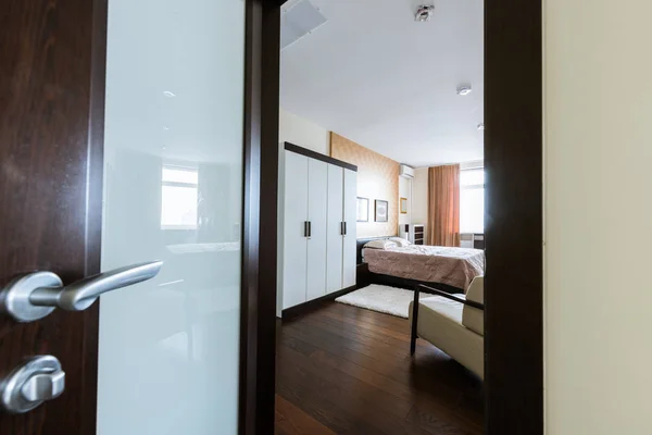 Vista del dormitorio moderno arreglado vacío — Stock Photo
