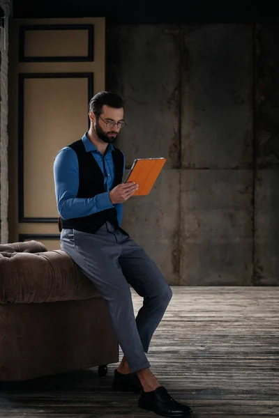 Elegante hombre elegante usando tableta digital - foto de stock