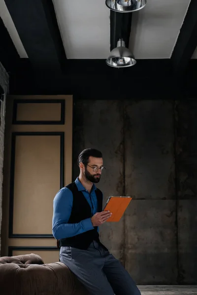 Homem elegante moda usando tablet digital no interior loft — Fotografia de Stock