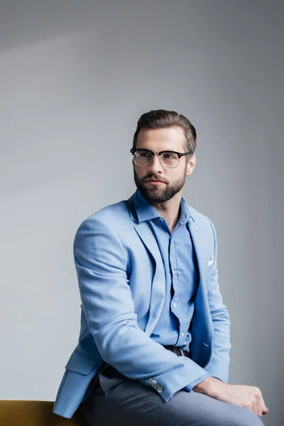 Стильный бородатый мужчина в очках и синем модном костюме — стоковое фото