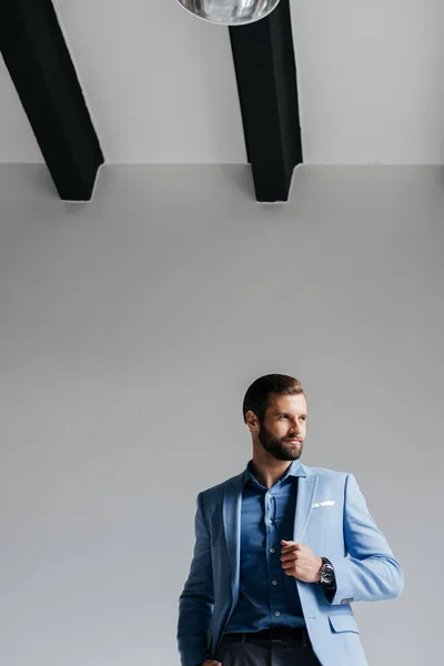 Homme élégant posant en costume bleu tendance — Photo de stock