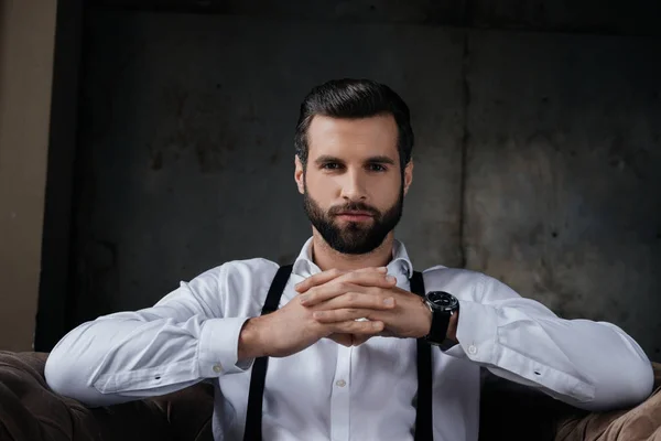 Retrato de belo homem confiante olhando para a câmera — Fotografia de Stock