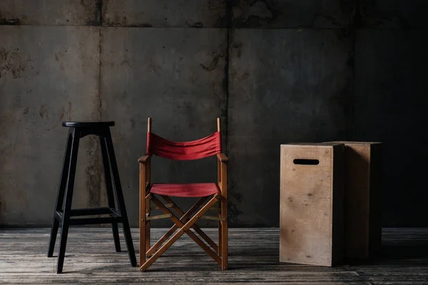 Silla roja, taburete y cajas en el interior del loft - foto de stock