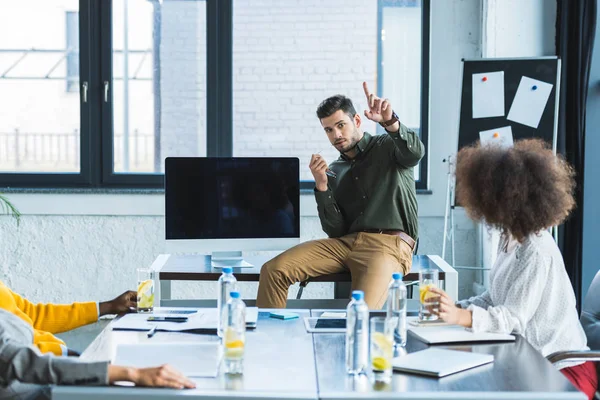 Hombre de negocios mostrando gesto de idea durante la reunión en la oficina - foto de stock