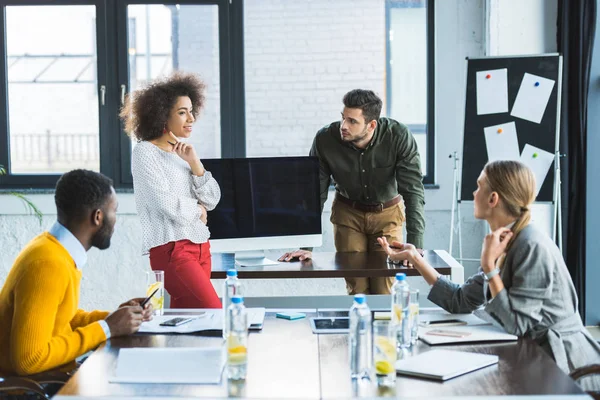 Jóvenes empresarios multiculturales reunidos en el cargo - foto de stock